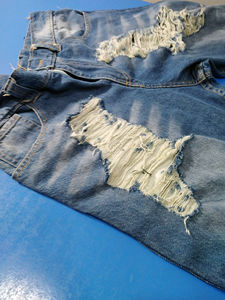 Pantalones vaqueros casuales de hombre personalizados, de punto, con lavado químico, de cintura media, con diseño desgastado y rotos, de corte regular y cierre de cremallera - Product Image 4