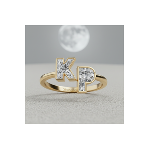 Anillo Personalizado con Inicial en Oro Stonewels, Diamante Cultivado en Laboratorio CVD |   Joyería de Lujo con Alfabeto Personalizado |   Anillo con engaste de bisel certificado - Product Image 1