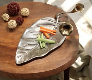 Plateau de service élégant en forme de feuille Design floral unique Idéal pour servir des collations Fruits ou affichage décoratif - Product Image 1