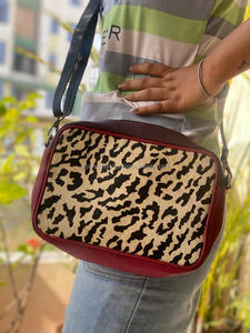 Nouveau sac à bandoulière en cuir recyclé élégant fabriqué à la main pour femmes sac à main de couleur trapu en fourrure à imprimé animal, sac à bandoulière en cuir recyclé - Product Image 3