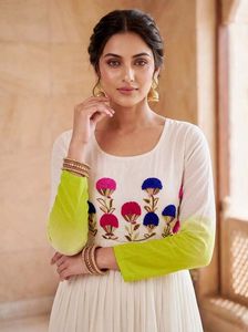 Últimos modelos de vestidos Anarkali para mujer, listos para usar, en tela Star Georgette, con bordados en hilo de lana, ideales para bodas. - Product Image 2