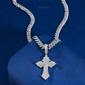 Colgante Cruz Real Multicapa - Colgante de Plata 925 con Moissanita, Estilo Goteo Iced Out, Pieza Clásica Inspirada en la Fe - Product Image 6