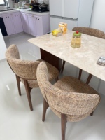 Chaise de salle à manger moderne, structure en bois d'hévéa, assise rembourrée en tissu beige, pieds courbés, style nordique pour salle à manger et cuisine