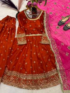 Ensemble Kurta et pantalon traditionnel indien pakistanais pour femmes, couleur bordeaux, avec broderie dorée, tenue de mariage, coupe régulière, longueur midi - Product Image 3