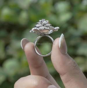 Anillo de Compromiso con Flor de Rosa Inspirado en la Naturaleza para Mujer, con Moissanita Pavé, Plata de Ley 925, Bañado en Rodio, Diseño Floral - Product Image 5