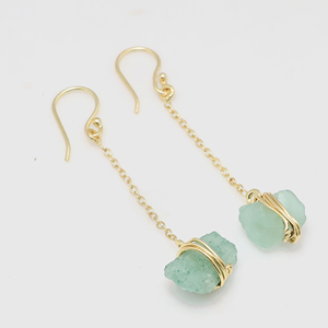 Boucles d'oreilles pendantes longues en jade vert naturel plaqué or 18 carats, enveloppées de fil, faites à la main - Cadeau pour elle - Product Image 3