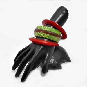 Juego de Brazaletes de Resina, Redondos, Negros con Puntos Blancos, Acabado Brillante, Técnica de Fundición, Joyería de Moda, Escultura Artística - Product Image 4