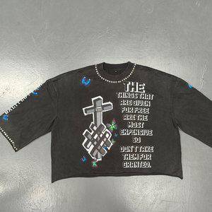 Camiseta Gráfica Oversize Premium con Estampado Urbano Personalizado y Detalles Tachonados, Ajuste Holgado, Algodón Pesado, Ropa de Moda Urbana - Product Image 1