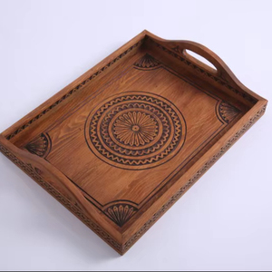 Plateau décoratif en bois léger et durable, idéal pour organiser les essentiels et servir les aliments - Product Image 1