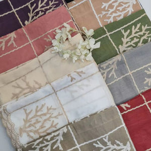 Châle en lin et coton à motifs floraux avec broderie en dentelle sur tissu lin-coton, 12 couleurs, accents de bordure, bords effilochés délicats, tendance - Product Image 1