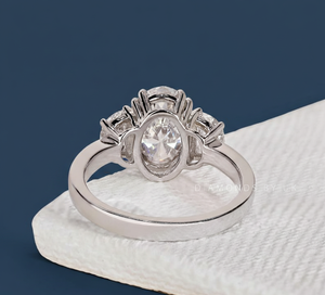 แหวนเพชรทรงรีและครึ่งวงกลม 2.60 กะรัต เพาะเลี้ยงในห้องปฏิบัติการ ระดับความสะอาด VVS2 สี F รับรองโดย IGI ทองคำขาว แหวนหมั้นสามเม็ด ขายส่ง - Product Image 4