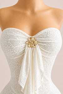 Elegante Vestido Mini de Encaje sin Tirantes con Detalle de Broche Floral - Product Image 6