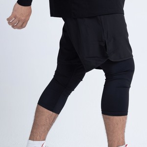 เสื้อยืดแขนยาวสีดำทรงหลวมสำหรับผู้ชาย พร้อมกางเกงกีฬาขาสั้นสีขาวและกางเกงเลกกิ้งรัดรูปสำหรับสวมใส่ในกีฬาศิลปะการต่อสู้ - Product Image 4