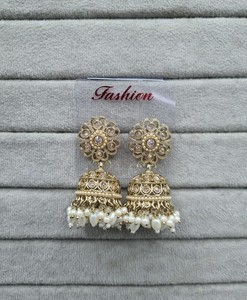 Boucles d'oreilles Jhumka plaquées or style Bollywood, perles traditionnelles indiennes, clous floraux, perles à pampilles, bijoux de mode pour femmes - Product Image 2