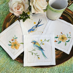 Broderie délicate d'oiseaux sur des serviettes en lin, ajoutant une touche légère d'inspiration naturelle aux repas confortables et aux tables de jardin. - Product Image 3