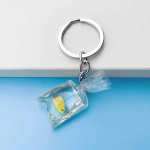 Porte-clés en résine en forme de poisson rouge, breloques pour sacs à eau, pendentifs en résine en forme de poisson - Product Image 1
