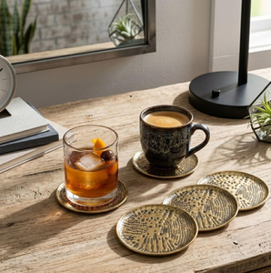 Ensemble de sous-verres ronds élégants en laiton martelé avec support assorti pour un look moderne, disponible à prix de gros. - Product Image 6