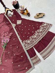 Robe Anarkali Choli Brodé Bordeaux pour Femme avec Bordure en Dentelle Dorée Fantaisie, Tenue Ethnique Indienne Traditionnelle à Séchage Rapide pour Mariage - Product Image 5