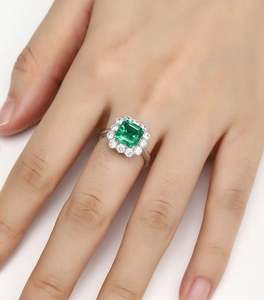 Anillo de Compromiso y Boda con Esmeralda Colombiana Cultivada en Laboratorio, Chapado en Oro de 14K y Plata de Ley 925 para Mujer - Product Image 5