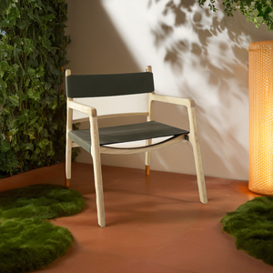 Silla de comedor con brazos, hecha de madera maciza de teca con asiento y respaldo de cuero, color madera natural, para uso en interiores y exteriores. - Product Image 1