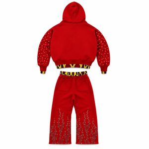 Conjunto de sudadera con capucha roja de dos piezas para hombre, con sudadera corta con cremallera y gráfico de diamantes de imitación, pantalones deportivos a juego, ropa informal de calle. - Product Image 4