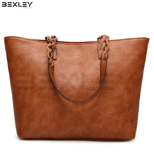 Bolso Tote Marrón al por Mayor con Asas Trenzadas, Bolsillo Frontal con Parche y Borla Decorativa, Costuras en Contraste - Product Image 2