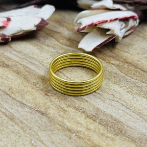 Anillo Geométrico de Varias Capas de Última Moda, Anillo Minimalista de Latón para Hombre, Chapado en Oro de 18K, Diseño de Múltiples Líneas para Venta al por Mayor/OEM/ODM - Product Image 6