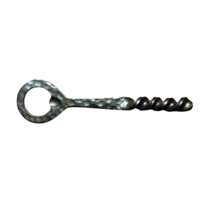 Ouvre-bouteille en fer forgé à la main de style antique, ouvre-bouteille en métal artisanal robuste avec poignée torsadée pour bar - Product Image 1