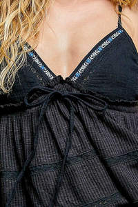 Camiseta con volantes y ribete bordado con cuello en V POL - Product Image 5