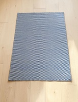 HARI ENTERPRISES Handgefertigter Blauer Wollteppich Modernes Geometrisches Muster Flachgewebter Kelim-Teppich Maßgefertigte Größe Wohnzimmer-Teppich Jute