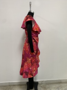Vestido de mujer con cuello en V, manga casquillo, estampado floral, cintura natural, estilo casual de verano, línea A, largo hasta la rodilla, con volantes y tejido digital. - Product Image 3