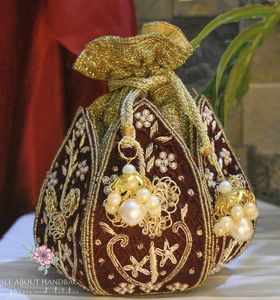 Bolso de terciopelo granate con bordado Zardosi dorado y borlas de perlas, estilo Potli, para mujer, ideal para bodas, con cordón ajustable, estilo étnico, del mejor proveedor. - Product Image 1