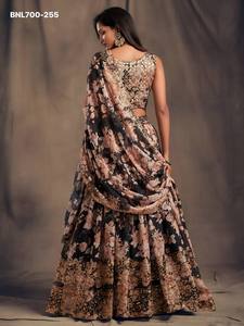 Conjunto de Lehenga semicompuesto de organza con estampado floral, lentejuelas y bordado Zari, fabricado en India. - Product Image 4