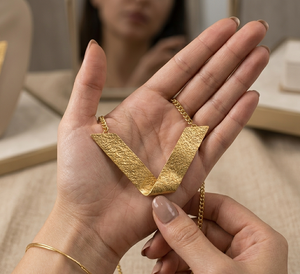 Collier pendentif en laiton texturé en forme de V fait main, chaîne dorée, revêtement anti-ternissement, longueur 22 pouces, pour femme - Product Image 4