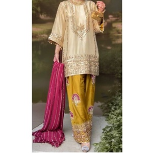Ensemble Sharara pour femmes au design unique et tendance, avec un haut Kurti en soie richement brodé, un Sharara évasé et un Dupatta de créateur - Product Image 1