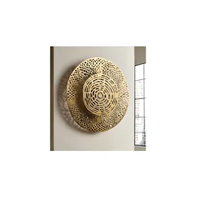 Arte de pared de metal hecho a mano con motivos florales diseñado para realzar espacios interiores modernos en salas de estar o dormitorios. - Product Image 2