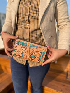 Pochette à bracelet en cuir véritable faite à la main de style occidental pour femmes pochette en cuir sculptée de couleur turquoise de taille compacte de vente chaude - Product Image 3