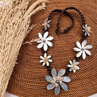 Collier Bijou Fantaisie Coquillage de Tahiti avec 7 Fleurs en Nacre Tiare et Coquillage Conque sur Cordon Tressé
