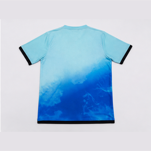Camiseta de fútbol azul degradado de manga corta, que absorbe la humedad, unisex, para adultos, ropa de verano, corte regular, poliéster, sublimada. - Product Image 2