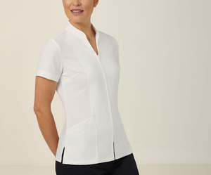 Túnica uniforme de manga corta para mujer, con logotipo personalizado al por mayor, con cremallera frontal y bolsillos, para servicios de belleza y cuidado. - Product Image 3