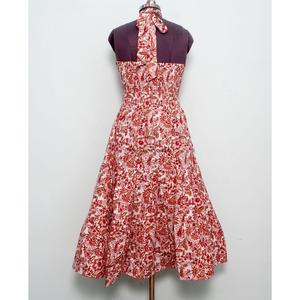 เดรสผ้าฝ้ายถักทรงเข้ารูปสำหรับผู้หญิง ระบายอากาศได้ดี เป็นมิตรต่อสิ่งแวดล้อม คอแบบผูก สายคล้องคอ ความยาวปานกลาง ลายดอกไม้ กระดุมด้านหลัง เปิดหลัง มีกระเป๋า ซักแห้งได้ เหมาะสำหรับใส่ไปชายหาด - Product Image 3