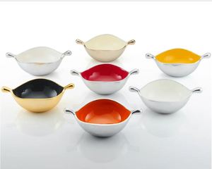 Bol décoratif de luxe en métal à double poignée, en forme de feuille argentée, avec émail rouge, pour bonbons, service de snacks moderne et rangement de bijoux - Product Image 3