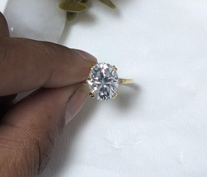 Anillo de compromiso y aniversario de boda para mujer, con moissanita de corte ovalado de 2.50 ct y halo oculto, en oro amarillo macizo de 14k, regalo. - Product Image 2