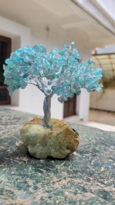 Arbre de richesse Feng Shui de luxe haut de gamme en pierre naturelle, art filaire fait main en apatite bleue, décoration intérieure en pierre de forme libre - Product Image 3