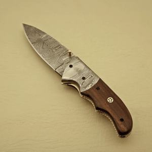Cuchillo Plegable Hecho a Mano de Acero de Damasco con Punta Caída, Mango de Madera, Cuchillo de Bolsillo Personalizado para Camping, Caza, EDC, 58HRC, Logotipo Personalizado, 3 Años de Garantía - Product Image 1