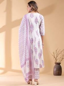 Conjunto de traje Anarkali de diseño para mujer, con estampado floral lila y blanco, kurta larga acampanada, pantalones estampados a juego y dupatta, estilo étnico indio. - Product Image 2