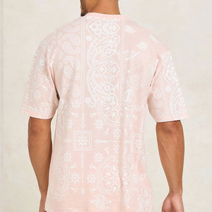 Camiseta de Manga Corta Rosa para Hombre con Estampado Paisley, Cuello Redondo, Corte Holgado, Estilo Casual, 100% Algodón Jersey - Product Image 3