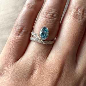 Bague Signet Halo en Moissanite Scintillante Bleue Taille Ovale pour Femme, en Argent 925 Original, avec Bande Courbe Unique, Cadeau Idéal pour Partenaire - Product Image 5