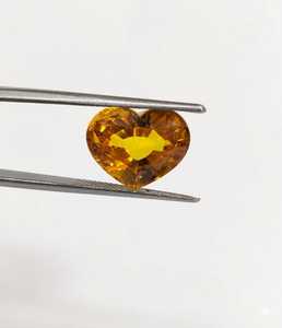 ไพลินสีเหลืองธรรมชาติ (ผ่านการอบความร้อน) รูปหัวใจ เจียระไนอย่างประณีต จากบังคากา สำหรับทำแหวน จี้ จากกรุงเทพฯ โหราศาสตร์ - Product Image 1
