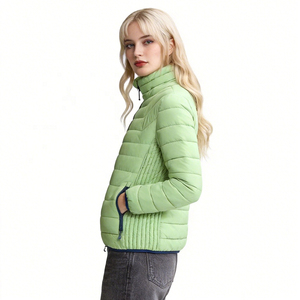 Chaqueta acolchada verde claro para mujer, con cuello alto y cierre de cremallera, para invierno - Product Image 1